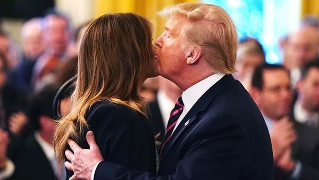 Melanie di nuovo brilla il bacio di Trump