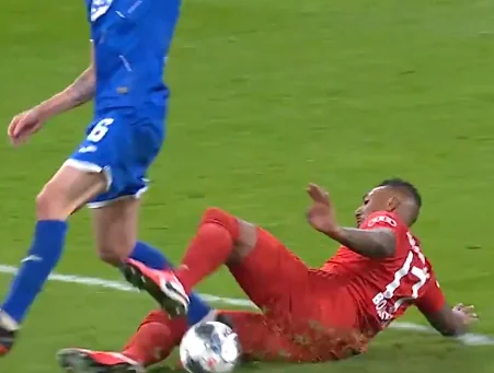 Protector de ninguna broma: Difícil de explicar exactamente lo que hizo Boateng aquí.