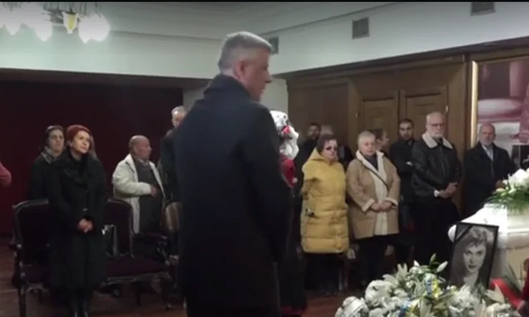 Hashim Thaci paga i rispetti in onore del nexmije paganista