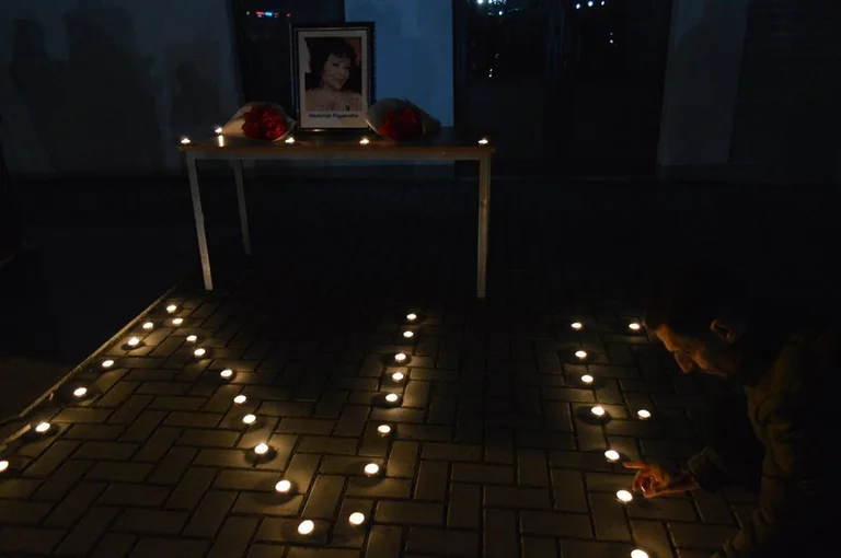 candele illuminate Malisevo in onore di Nexmije Paganisha