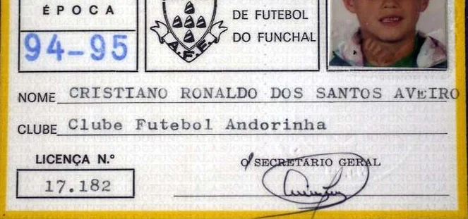 Questa è l'immagine incredibile di Ronaldo sulla sua prima scheda di registrazione di calcio.