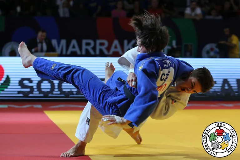 Laura Fazliu beginnt mit dem Sieg in Paris