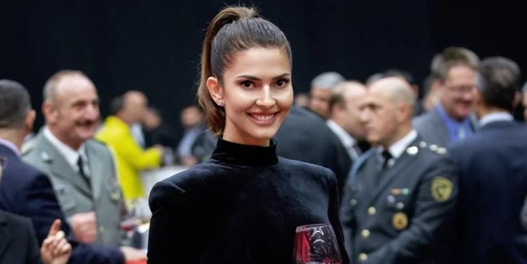 Agnes Vutji mit einem besonderen Bild ihres Geburtstags