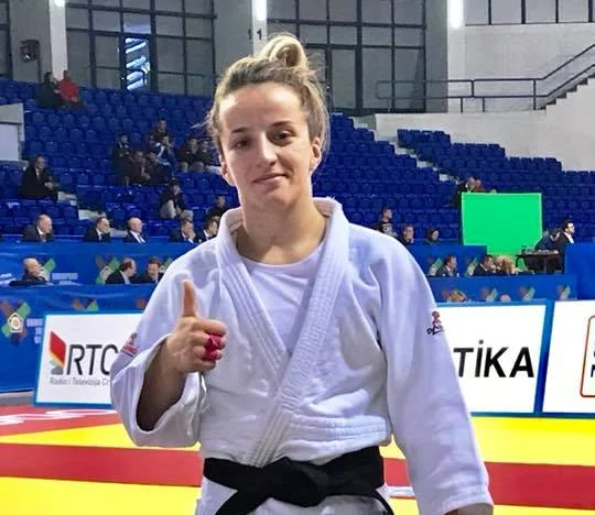 Distria comienza a buen pie en París, gana la primera carrera