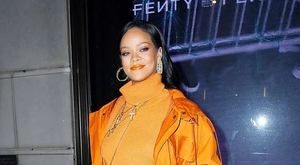 Rihanna Wascht die neue Kleidkollektion (Foto)