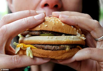 Mano - alimentazione porta a guadagno di peso