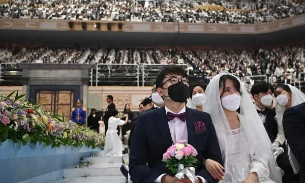 La peur du Coronavirus : Tous portent des masques au mariage