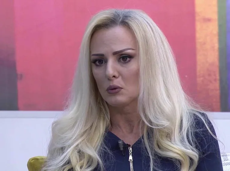 Viloeta Kukai éclate en larmes alors qu'elle raconte le cadeau que lui avait donné Najmije Paganousha