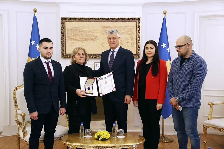Thaci decora ex preso político y soldado del KLA Nundman Bahtiri