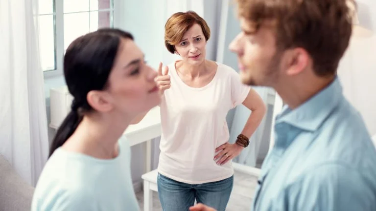 Pourquoi la sœur du mari est - elle trois fois pire que sa belle - mère?