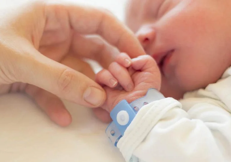 Le coronavius peut-il être transmis de la mère à l'enfant pendant la naissance?