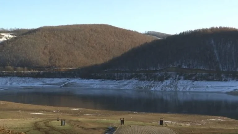 Nonostante le nevicate, il livello dell'acqua al lago Batlava, Badovci è basso