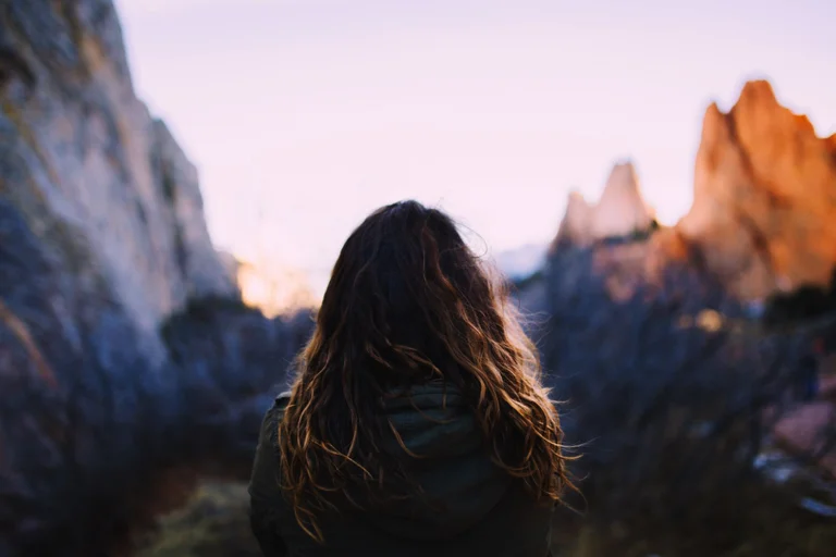 Donne che vivono circondati dalla natura