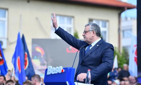 Gazetari Robelli ia ‘lë kilen’ Agim Veliut për policin që u arrestua duke pritur ryshfetin prej 1450 eurosh