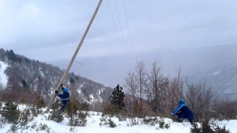 Buzhala: Mbi 50 mijë banorë pa energji elektrike, erërat e fuqishme po vazhdojnë të shkaktojnë prishje