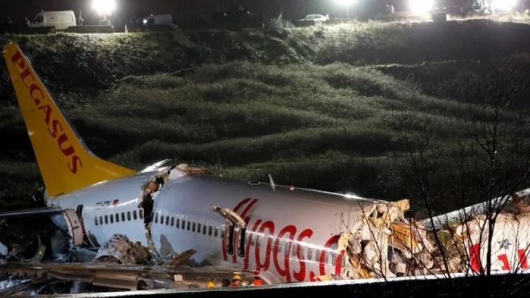 Konfirmohet viktima e parë, pasi aeroplani u nda në tri pjesë në aeroportin e Stambollit