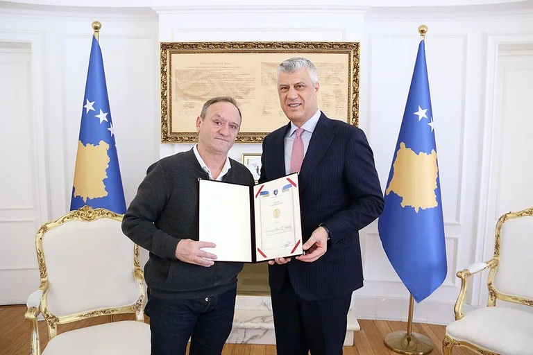 Thaci décore trois martyrs de la famille Halilaj