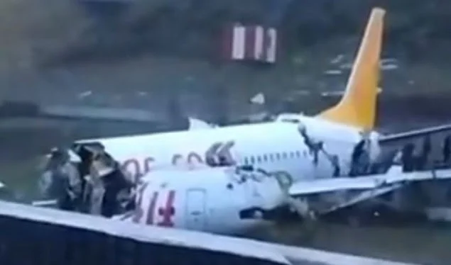 E rëndë: Aeroplani ndahet në tri pjesë jashtë pistës së Stambollit