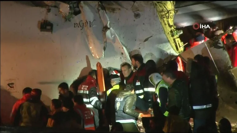 Detaje nga çarja e aeroplanit në Stamboll, ku ishin 177 pasagjerë