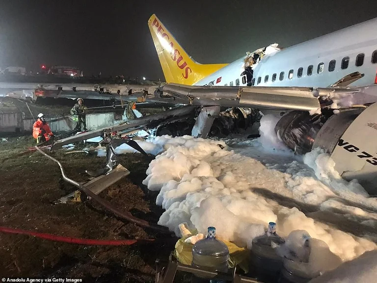 Dalin pamje të ndjeshme pas përplasjes së avionit në Stamboll