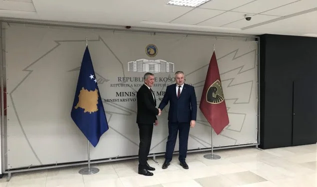 Ministri i Kurtit i ofron pozitë të akuzuarit për korrupsion