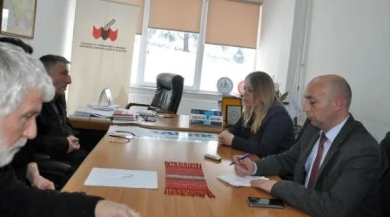 Negociata, jo Greva: Ministrja Bajrami viziton Jasharajn e ai i kërkon zgjidhje për mësimdhënësit që kanë vetëm baqellor