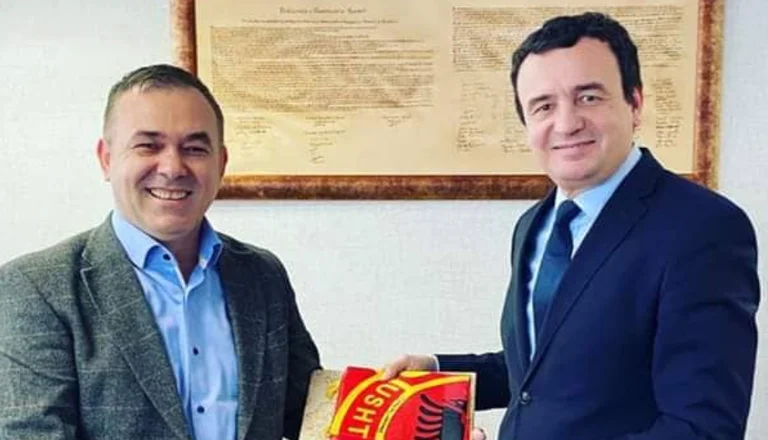 Selimi i uron pozitën Kurtit, i jep dhuratë flamurin e UÇK-së