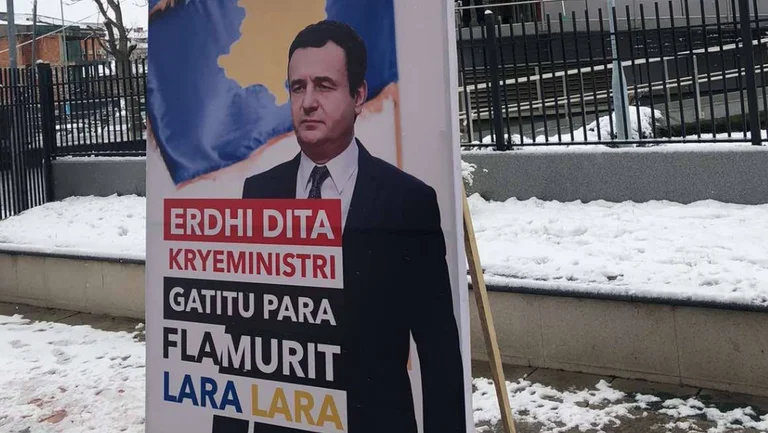 Aksion simbolik studentor: “Erdhi Dita/Kryeministri gatitu para flamurit lara-lara” dhe “Beso/Kryeparlamentare e shkele Kushtetutën”