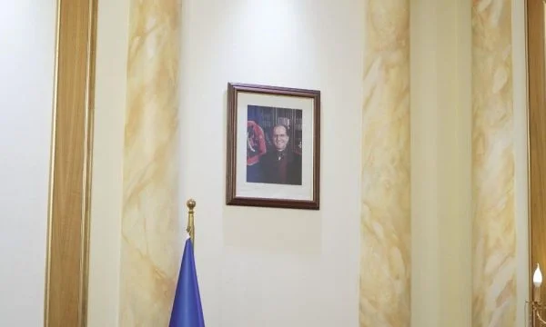 Agim Aliu nga PDK’ja mban fotografinë e Rugovës në zyrë
