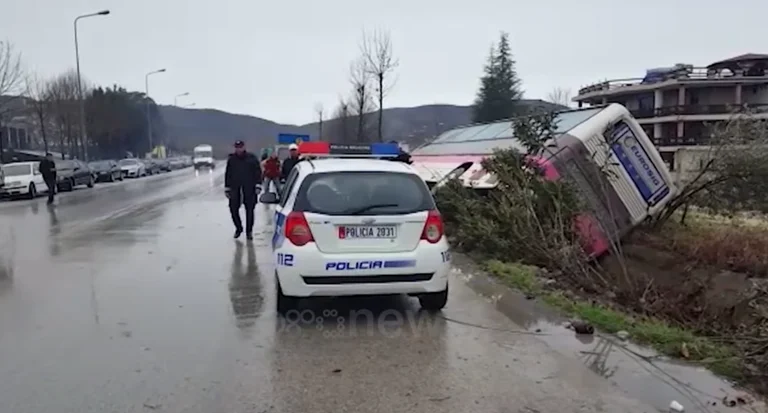 Përmbyset autobusi në Berat (Video)