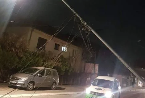 Era e fortë rrëzon shtyllën e ndriçimit në Mitrovicë (Foto)