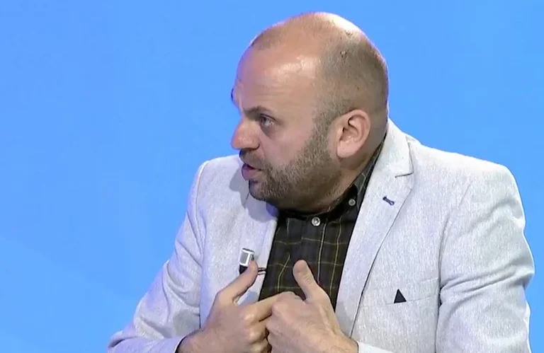 Mushkolaj: Vjosa Osmani shkeli ligjin me largimin e fotos se Presidentit
