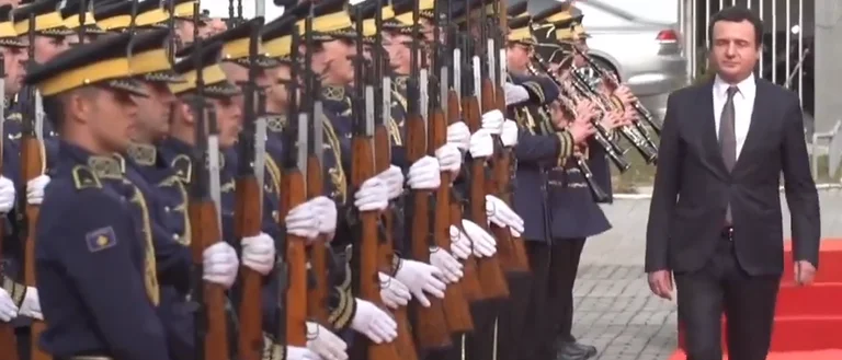 Kryeministri Kurti shkon për homazhe të Jasharajt në Prekaz, por ende jo te varri i Rugovës