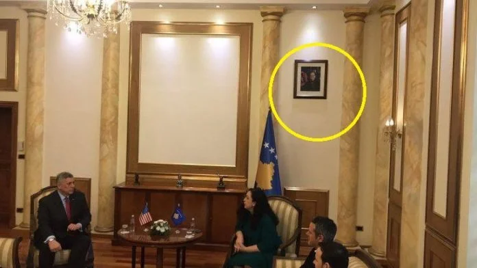 Ligji e demanton Osmanin: Fotografia e Presidentit vendoset në vend të dukshëm/ballor
