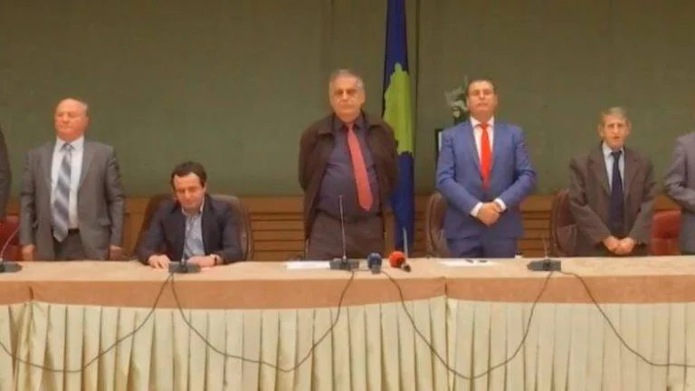 Analisti thotë se fitoi flamuri: Më parë VV nuk e nderonte si të ishte e retarduar