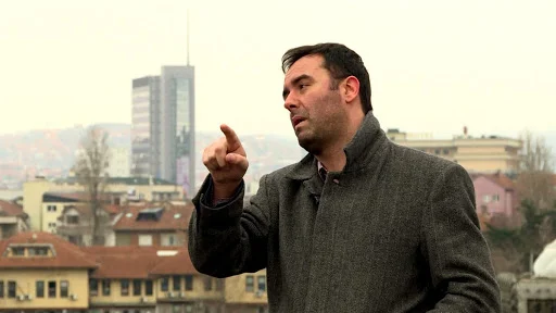 “Ogurziu”: Për pak orë, Konjufcës i ndodhi një incident me ‘allti’ e një tjetër me karrige (Video)