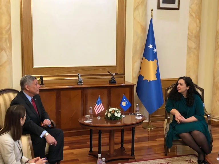 Osmani nuk ndihet rehat nga fotografia e presidentit Thaçi në zyre: E vendos Ibrahim Rugovën