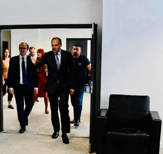 Enver Hoxhaj i dorëzon detyrën Avdullah Hotit