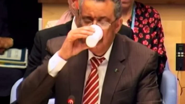 Shefi i OBSH-së kollitet gjatë fjalimit, iu thotë kolegëve: Mos u tutni, nuk është korona (Video)
