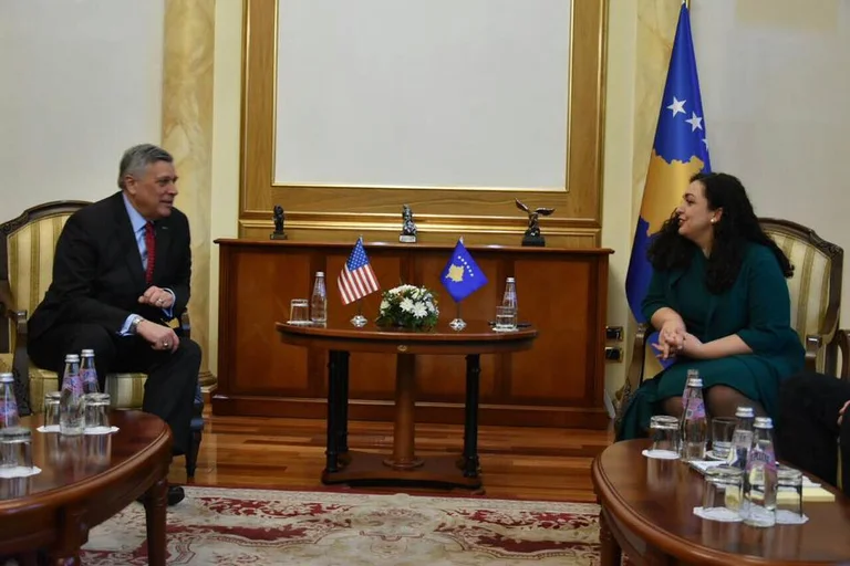 Vjosa Osmani deklarohet pas takimit me ambasadorin amerikan