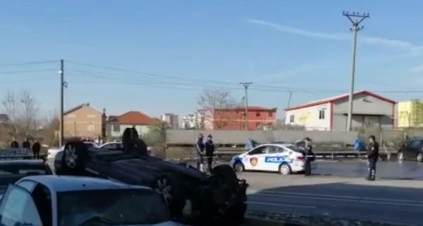 Të shtëna me armë zjarri në Elbasan, i dyshuari tenton t’i ikë policisë, përplas 4 makina dhe plagos 5 persona