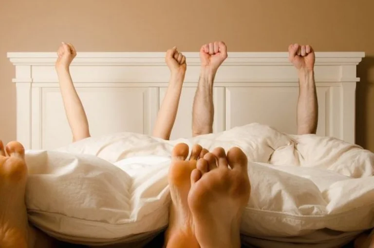 Për një arsye të thjeshtë, burrat preferojnë seksin në mëngjes, ndërsa gratë jo