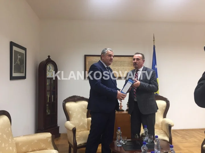 Agim Veliu pranon detyrën e Ministrit të Punëve të Brendshme