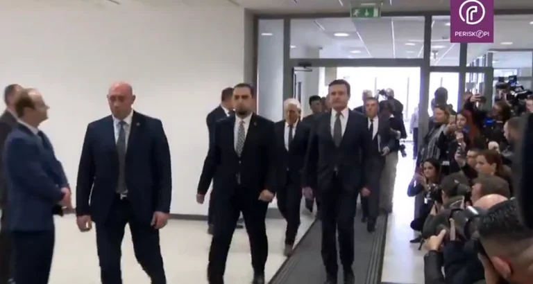 ‘S’jena të pa marrun vesh, mos e mbyllni se nuk hina’ – Gazetarët para mbledhjes së parë të Qeverisë Kurti