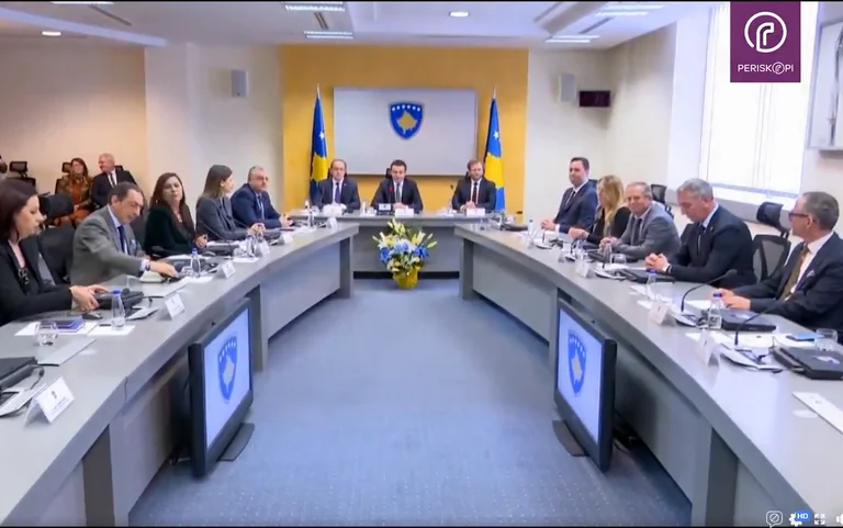Kurti iu drejtohet ministrave: Karrigat i morëm, por duhet të rrimë në këmbë