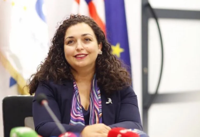Vjosës i shkuan në zyrë dy persona mjaftë specialë (FOTO)