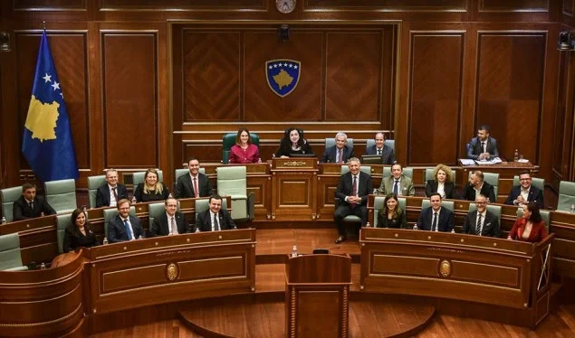 Kurti sot merr detyrën, pritet mbledhja e kabinetit të ri qeveritar