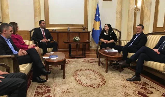 Konjufca i dorëzon zyrtarisht detyrën Vjosa Osmanit