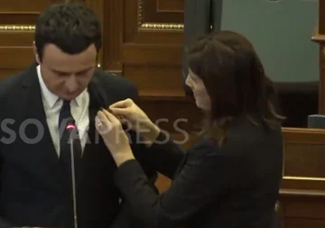 Momenti kur Musliu ia vendosë flamurin kuq e zi dhe atë të Kosovës Kurtit në setër