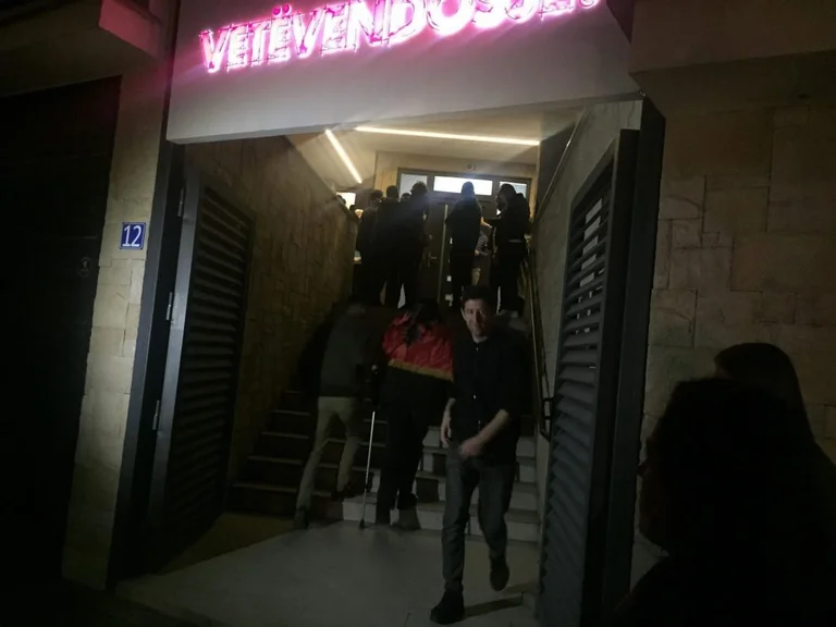 Një figurë jashtëzakonisht interesante po feston në zyret e VV-së